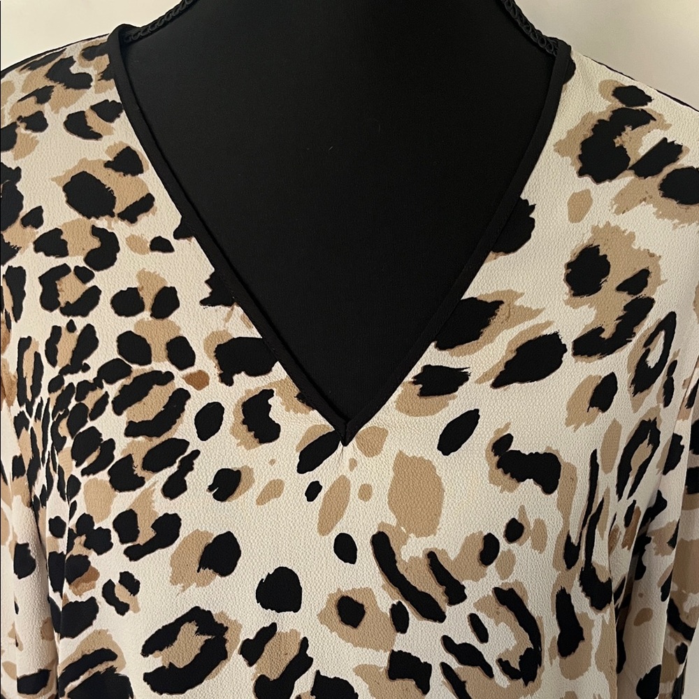 Chico’s NWOT Piped Leopard Print V-Neck Top Peek A Boo Sleeves Size 0 - Picture 2 of 10